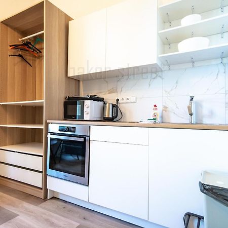 Storey Apartment Close To Metro Palmovka Prag Eksteriør billede